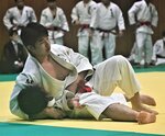 男子団体決勝・倉吉北―八頭　倉吉北は次鋒の大橋が合わせ技で一本勝ちして流れをつくる＝鳥取県立武道館