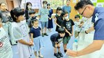 鳥取海上保安署員（右）から水質検査の手順や早見表の見方を学ぶ参加者