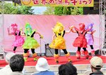 【ももクロ！？】ステージイベントのオープニングを飾った「ももいろクロおばあＺ」。新温泉町居組在住の女性５人で結成した平均年齢６１歳の〝アイドル〟が、観客を魅了した