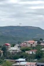 　１９日、アゼルバイジャンとアルメニアの係争地ナゴルノカラバフの主要都市ステパナケルト近郊で上がる煙（タス＝共同）