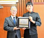 福光浩会長（左）から表彰盾を受け取る鳥取城北高の石黒尚前主将＝倉吉東高