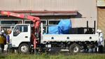 　捕獲されたクマを荷台に載せたトラック＝５日午前、秋田県美郷町