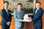 中林校長（右）に目録を手渡す中野内社長（中央）と山根部長