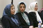 　女性の権利に関する会議に出席するナルゲス・モハンマディさん（中央）＝２００７年８月、テヘラン（ＡＰ＝共同）