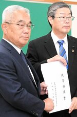 政策協定を締結した斉木幹事長（左）と銀杏代表＝７日、鳥取市西町１丁目の自民党県連