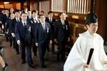 　参拝に向かう「みんなで靖国神社に参拝する国会議員の会」のメンバーら＝１８日午前、東京・九段北の靖国神社