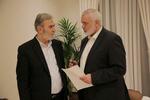 　パレスチナ自治区ガザの停戦案を議論するハマスのハニヤ最高指導者（右）ら＝１１日、カタール・ドーハ（Ｈａｍａｓ　Ｍｅｄｉａ　Ｏｆｆｉｃｅ提供・ロイター＝共同）