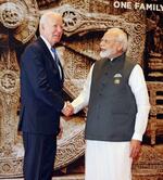 　Ｇ２０サミットが開幕し、インドのモディ首相（右）の出迎えを受け握手するバイデン米大統領＝９日、ニューデリー（代表撮影・共同）