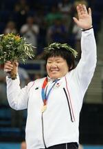 　２００４年アテネ五輪柔道女子７８キロ超級で優勝し、表彰式で声援に応える塚田真希さん（共同）