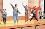 学習発表会に向けて劇の練習に熱を入れる児童たち＝２７日、香美町香住区余部の余部小
