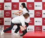 　タックルする吉田沙保里（左）、よしこ＝東京都港区