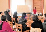 地域の外国人支援について活動報告する参加者＝２日、新温泉町湯のログハウスカナダ