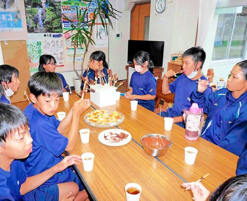 会話を弾ませながらお菓子を食べる参加者