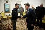 　ウクライナの首都キーウで握手するゼレンスキー大統領（左）とスウェーデンのヨンソン国防相＝２月２４日（ウクライナ大統領府提供・ロイター＝共同）
