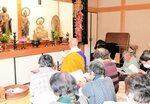 十一面観音菩薩像に無病息災などを祈願する住民＝１８日、香美町村岡区和池の観音堂