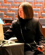 五つの香りのために制作した曲を披露する鷲見音右衛門文広氏