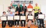 鳥取市の受賞者ら＝１４日、鳥取市役所