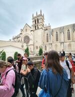　ヨーロッパ最古の歴史を誇るモンペリエ大医学部（手前）の奥にそびえるサン・ピエール大聖堂＝フランス・モンペリエ（共同）