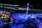 雪の上で輝くイルミネーション＝１８日、鳥取市美萩野３丁目のあじさい公園