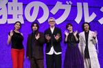 　舞台あいさつに登場した（左から）杏、磯村勇斗、松重豊、内田有紀、オダギリジョー＝東京都千代田区