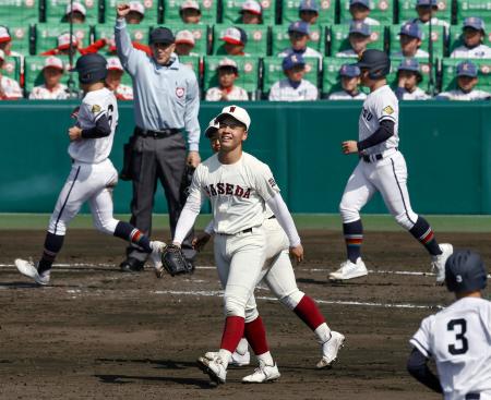 　早実―高松商　５回裏、２死満塁のピンチを切り抜け笑顔の早実・中村＝甲子園