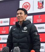 　サッカー教室を終え、取材に応じる長谷部誠さん＝１２日、さいたま市