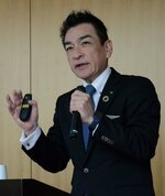 今後の世界経済の見通しなどについて講演する東氏＝２４日、鳥取市本町３丁目の鳥取商議所