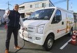 　フォロフライの商用ＥＶ「Ｆ１　ＶＡＮ」とＭＳＣの稲垣潤社長＝２０２４年１１月、大阪市