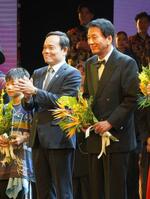 　「日越友好ダンス祭」で拍手するベトナムのチャン・ルー・クアン副首相（左）と俳優の杉良太郎さん＝１日、ハノイ（共同）