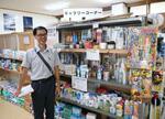 　「住民のニーズに合わせ、店舗ごとに商品がそろっています」と話す真喜志敦さん＝沖縄県国頭村の「浜共同店」