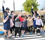 園児に横断歩道の正しい渡り方を指導する岡村さん（左）＝１１日、鳥取市千代水３丁目の鳥取署