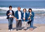 　２０１４年７月、米国での日本酒造りを決意した冨沢一家（左から）長男守さん、周平さん、妻悦子さん、長女真理さん。悦子さんは現在日本で過ごす＝福島県いわき市