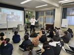 　小学校で「いじめが起きにくいクラスづくり」の特別授業をする谷山大三郎さん＝２０２３年
