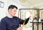 筆を手に取り、想像を巡らす山根さん＝鳥取市西品治の鳥取城北高