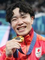 　体操男子個人総合で金メダルを獲得し、笑顔の岡慎之助＝パリ（共同）