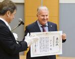 　茨城県民栄誉賞を受賞したサッカー日本代表元監督のジーコさん（右）＝１０日午前、水戸市