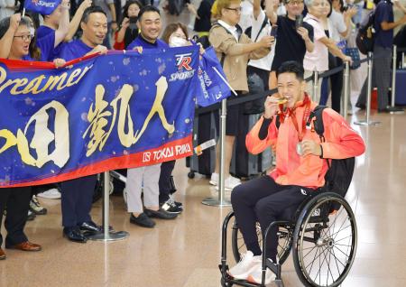 　パリ・パラリンピックを終え帰国した、車いすテニス男子シングルスで金、ダブルスで銀の小田凱人＝９日午後、羽田空港