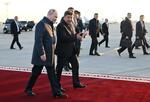 　キルギスの首都ビシケクに到着したロシアのプーチン大統領（手前左）＝１２日（タス＝共同）