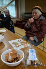 新たな土産品として開発しているかき餅を試食する参加者＝２５日、鳥取市国府町栃本の大茅地区公民館