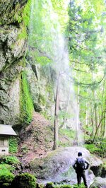 裏見の滝として知られる吉滝。洞窟内には吉滝神社がある