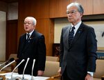 松田県議について辞職勧告の措置が妥当とする判断を示した浜崎議長（左）と政倫審の委員長を務めた野坂副議長＝１５日、鳥取県庁