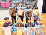 優勝した男子の社スポーツ少年団と女子のＣＡＭＥＬＳ　Ｊｒ＝鳥取産業体育館