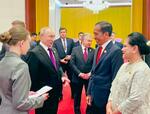 　談笑するインドネシアのジョコ大統領（右から２人目）とロシアのプーチン大統領（左から２人目）＝１７日、北京（インドネシア大統領府提供、共同）