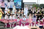 かわいらしいうさぎダンスを披露するファイナリストら＝１４日、鳥取市白兎の道の駅神話の里・白うさぎ