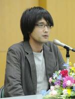 　２０１５年５月、江戸川乱歩賞を受賞し、記者会見に出席した呉勝浩さん。「スタートラインに立てたと思う。作家として一本立ちできるよう、著作を増やしていきたい」と抱負を語った