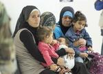 　レバノン北部トリポリ近郊の難民キャンプで医師の診察を待つパレスチナ難民＝２０１６年３月（国連提供・共同）