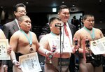 個人中学生の部で優勝したチルグン（前列右）。宮城野親方（後列右）と伊勢ケ浜親方（同左）から表彰を受ける＝両国国技館