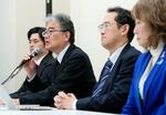 　記者の質問に答える「日本難病・疾病団体協議会」の辻邦夫常務理事（左から２人目）＝２８日午後、国会