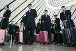 　北京の空港で東京行きの便を待つサッカー男子の北朝鮮代表選手ら＝３月、北京（共同）