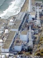 　自衛隊ヘリから撮影した東京電力福島第１原発。手前から１、２、３、４号機＝２０１１年４月２６日（防衛省提供）